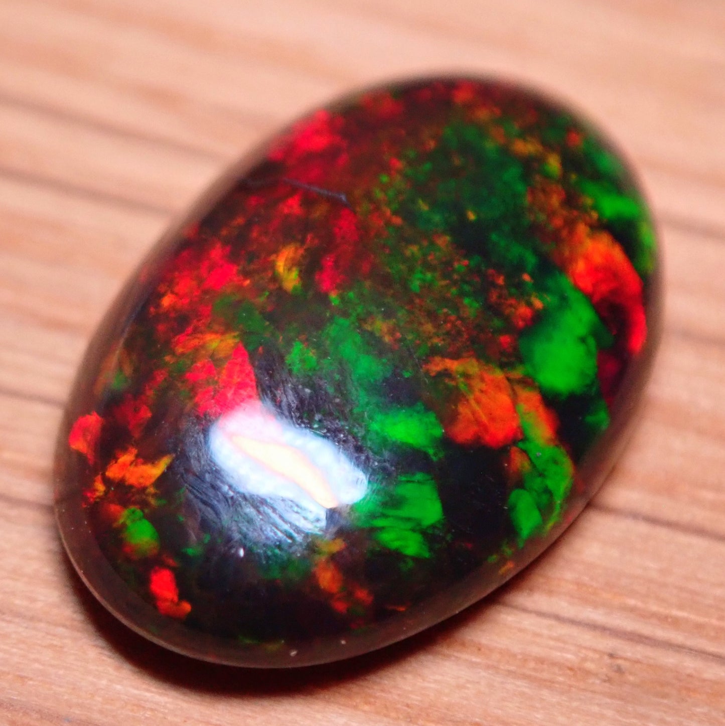 A+ Opal Cabochon (Schwarz) aus Äthiopien, 4.165 ct - 0,833g - 17,64 x 11,28 x 4,57mm
