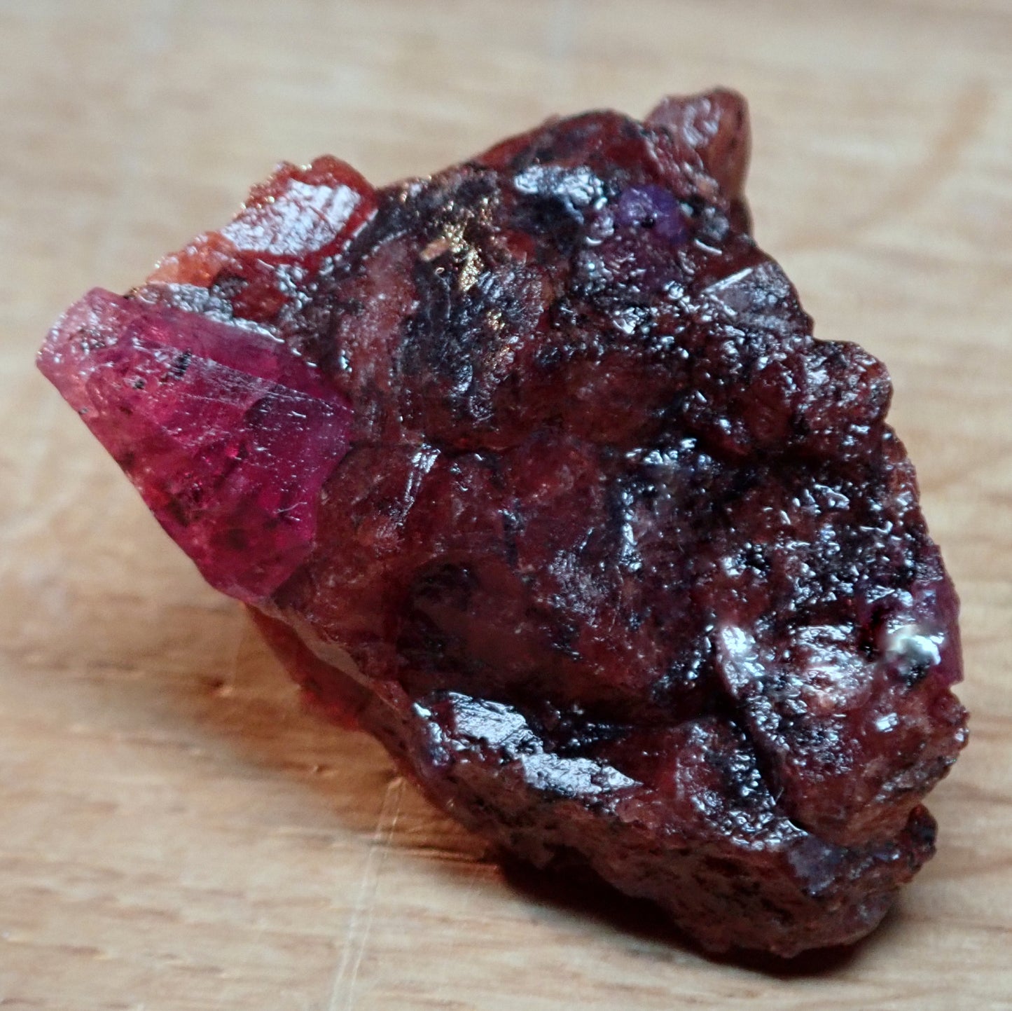 Seltener Rubinkristall auf Matrix aus Wiza, Tansania, 66.32ct - 13,264g - 24,77 x 23,34 x 16,96mm