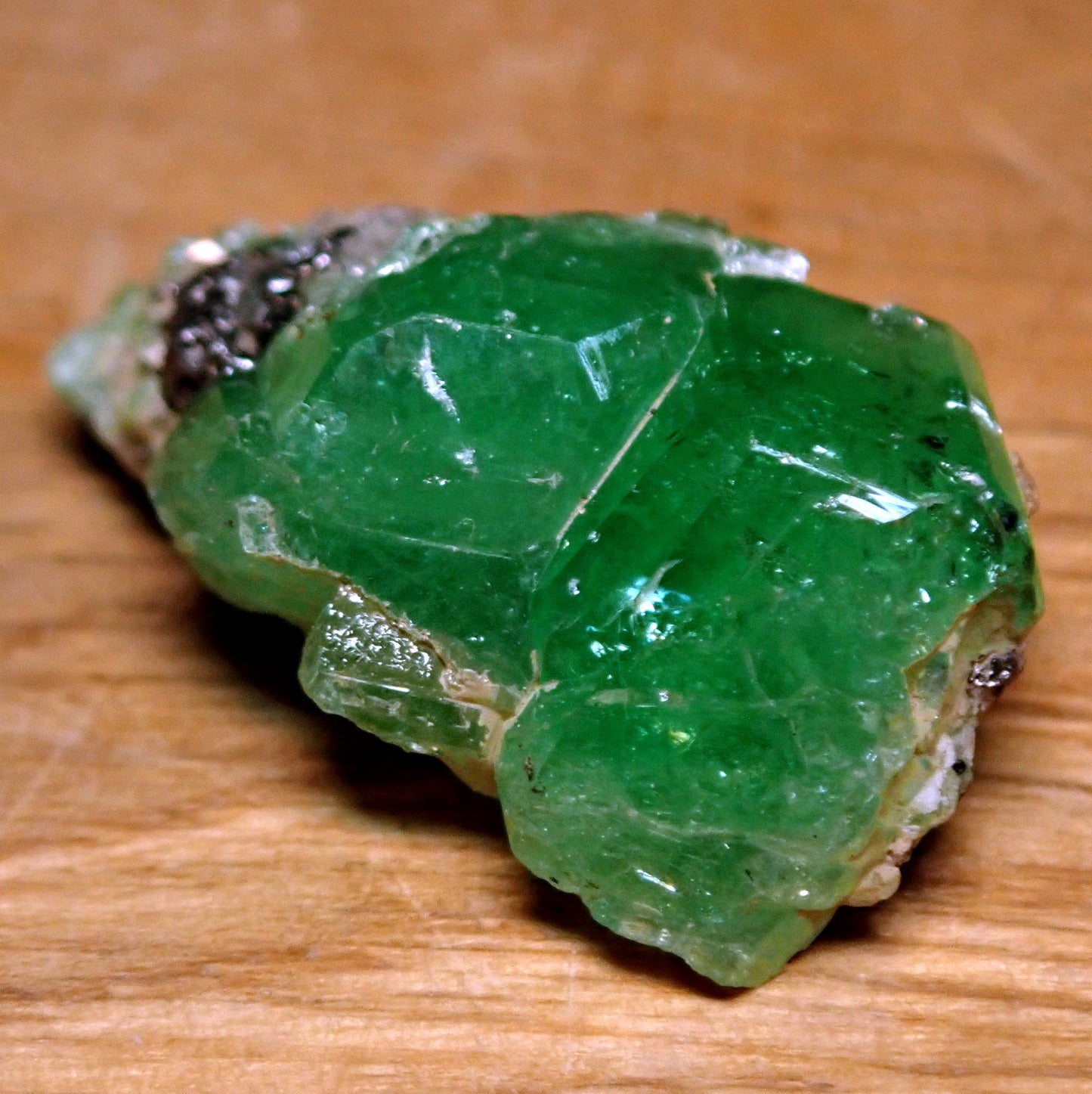 Seltener Tsavoritekristall auf Matrix aus Tansania, 15.85ct - 3,170g - 21,45 x 13,74 x 8,30mm