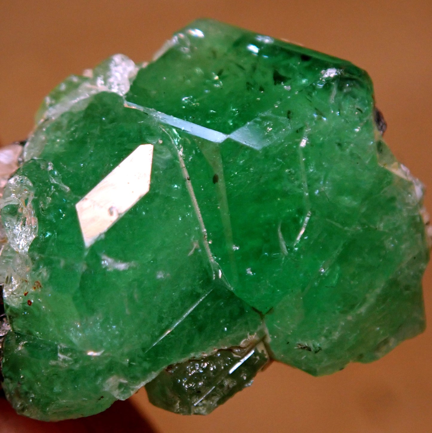 Seltener Tsavoritekristall auf Matrix aus Tansania, 15.85ct - 3,170g - 21,45 x 13,74 x 8,30mm