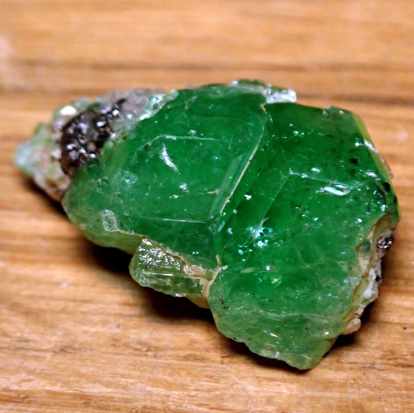 Seltener Tsavoritekristall auf Matrix aus Tansania, 15.85ct - 3,170g - 21,45 x 13,74 x 8,30mm