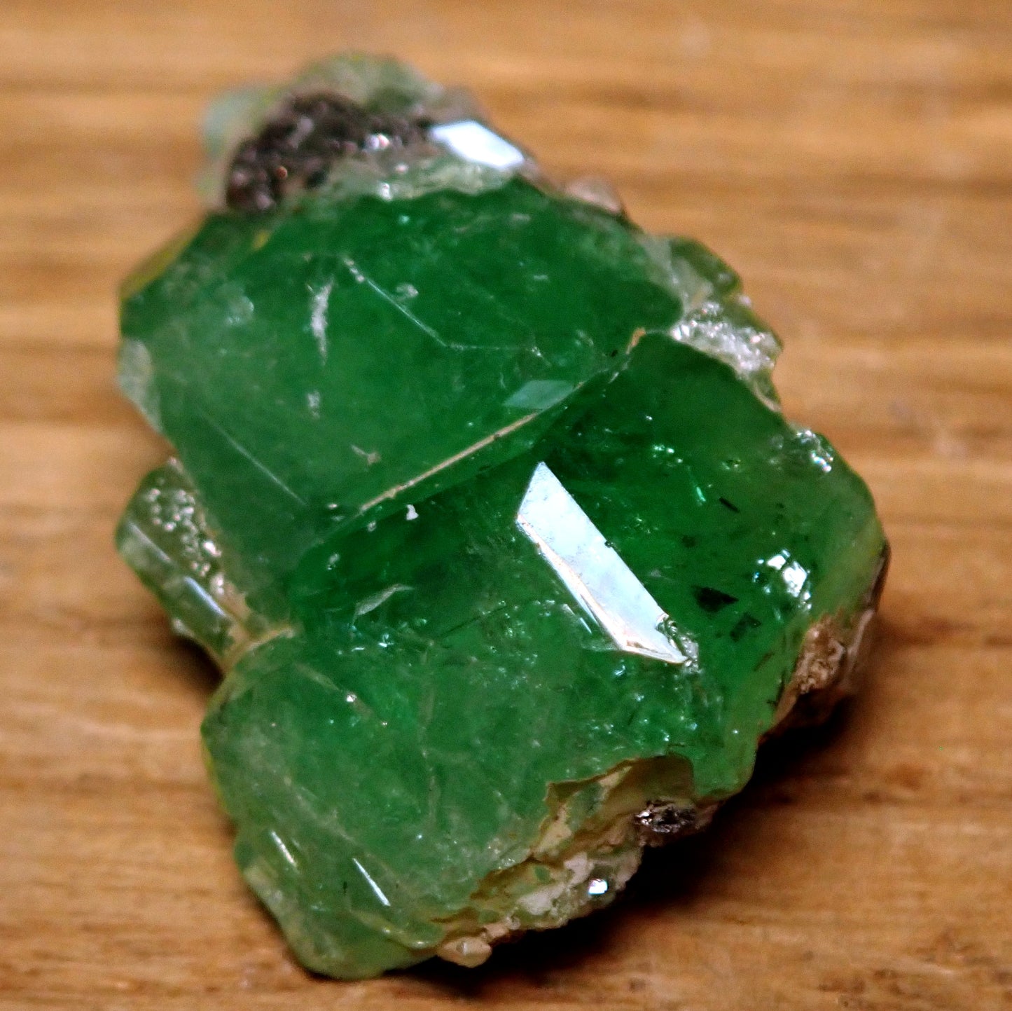 Seltener Tsavoritekristall auf Matrix aus Tansania, 15.85ct - 3,170g - 21,45 x 13,74 x 8,30mm