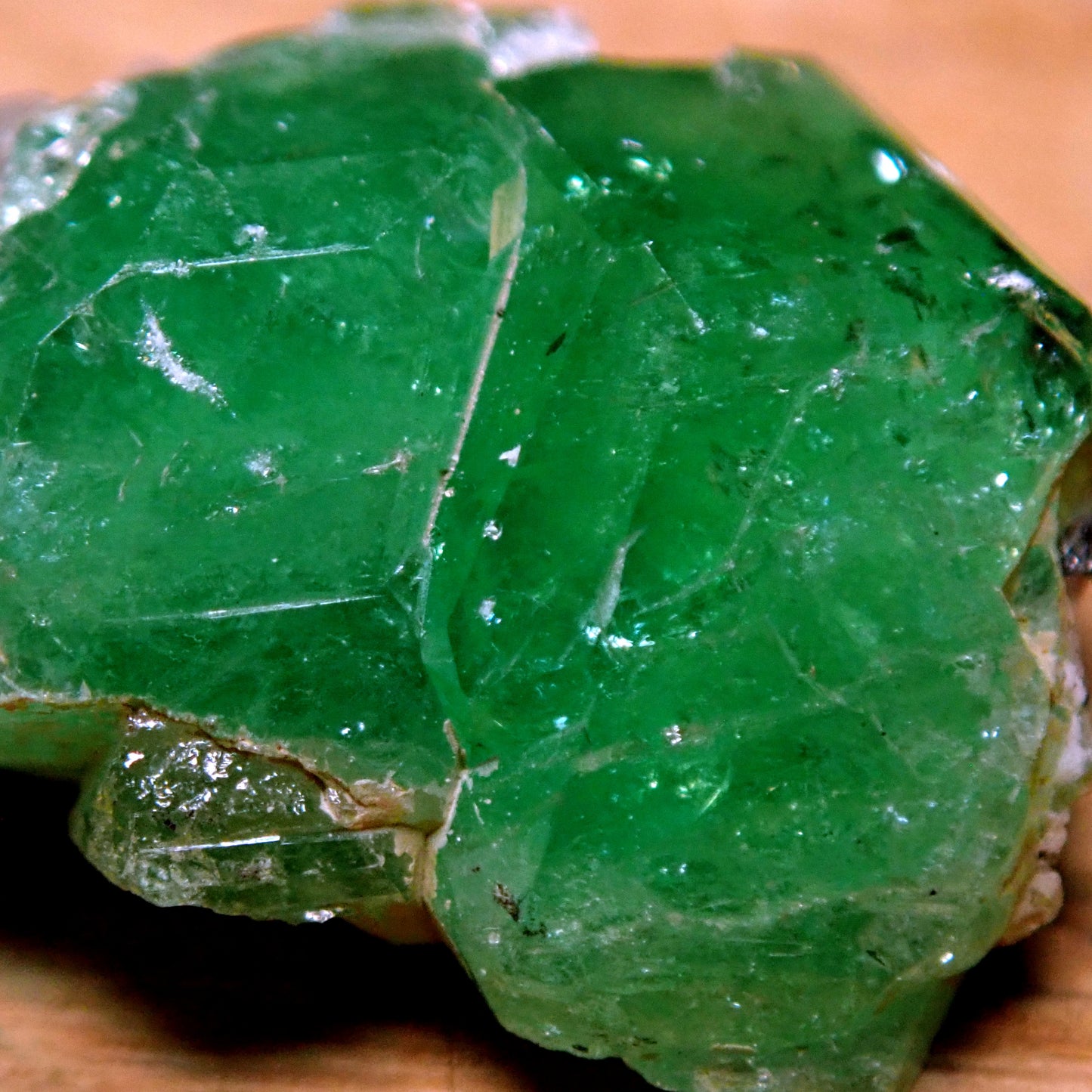 Seltener Tsavoritekristall auf Matrix aus Tansania, 15.85ct - 3,170g - 21,45 x 13,74 x 8,30mm