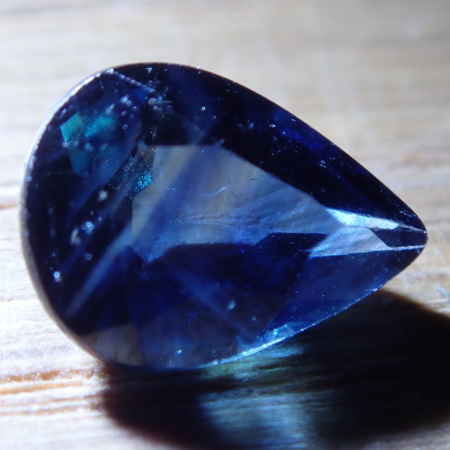 Dunkelblauer Facettierter Saphir aus Sri Lanka, 0.715 ct - 0,143g - 6,77 x 5,09 x 2,81mm