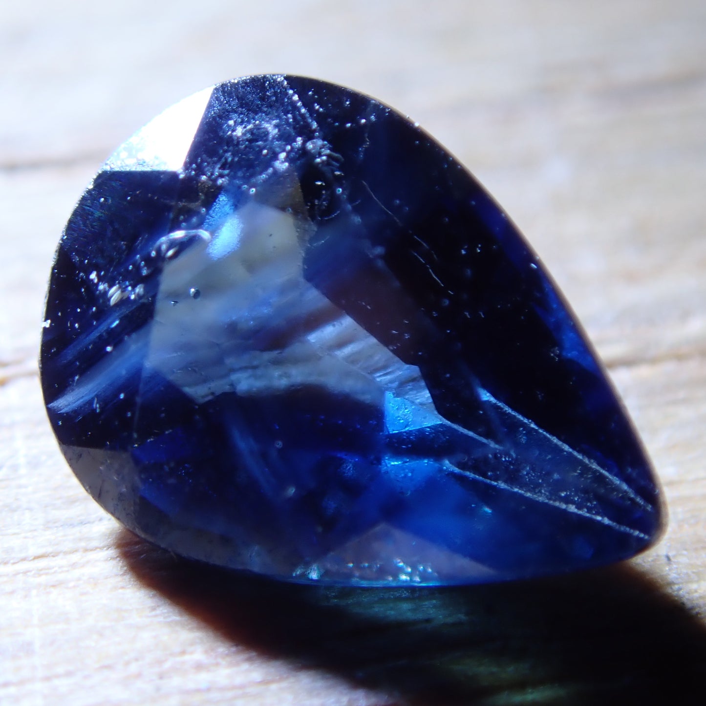 Dunkelblauer Facettierter Saphir aus Sri Lanka, 0.715 ct - 0,143g - 6,77 x 5,09 x 2,81mm