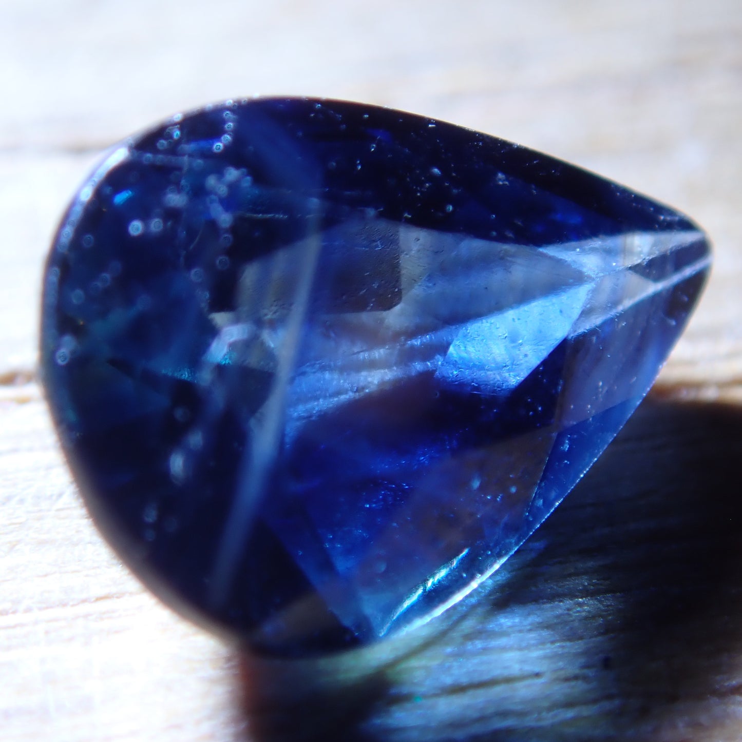 Dunkelblauer Facettierter Saphir aus Sri Lanka, 0.715 ct - 0,143g - 6,77 x 5,09 x 2,81mm