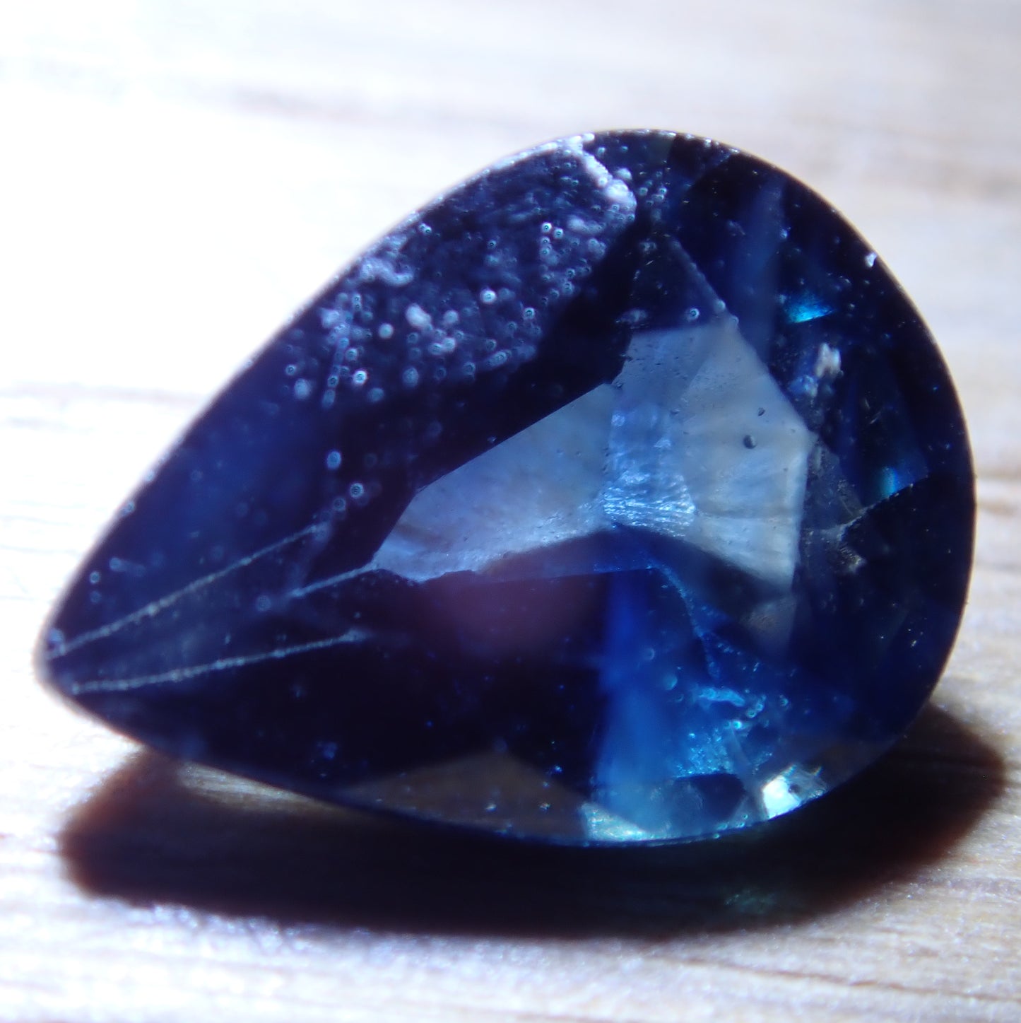 Dunkelblauer Facettierter Saphir aus Sri Lanka, 0.715 ct - 0,143g - 6,77 x 5,09 x 2,81mm