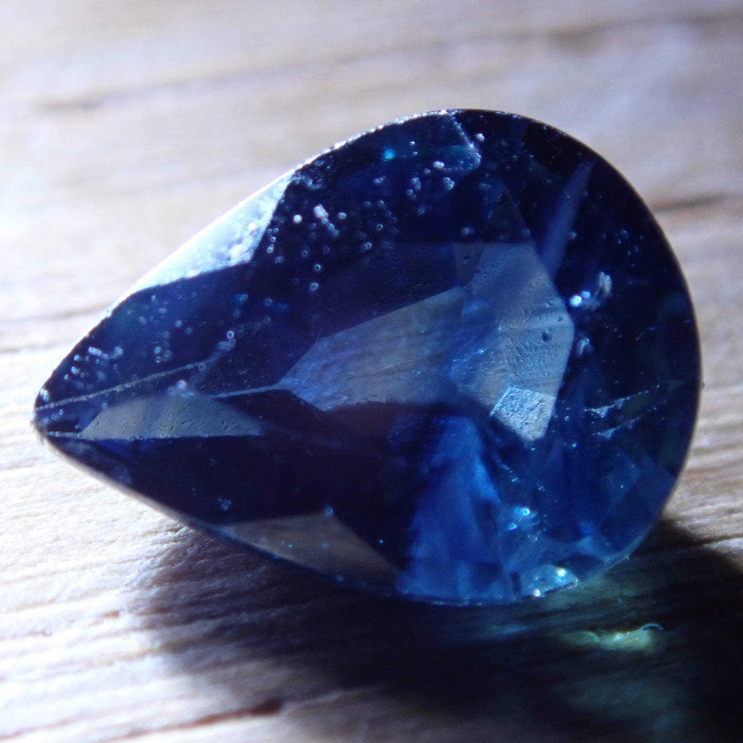Dunkelblauer Facettierter Saphir aus Sri Lanka, 0.715 ct - 0,143g - 6,77 x 5,09 x 2,81mm