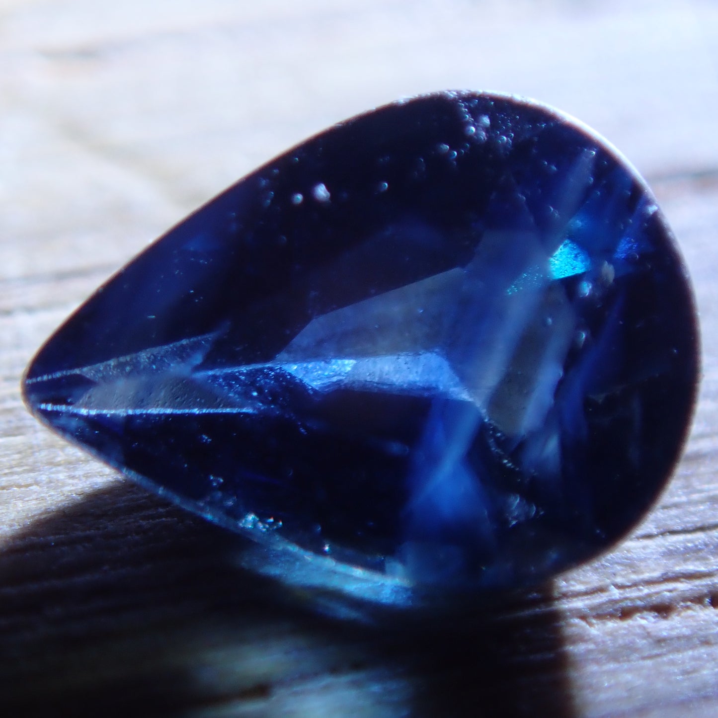 Dunkelblauer Facettierter Saphir aus Sri Lanka, 0.715 ct - 0,143g - 6,77 x 5,09 x 2,81mm