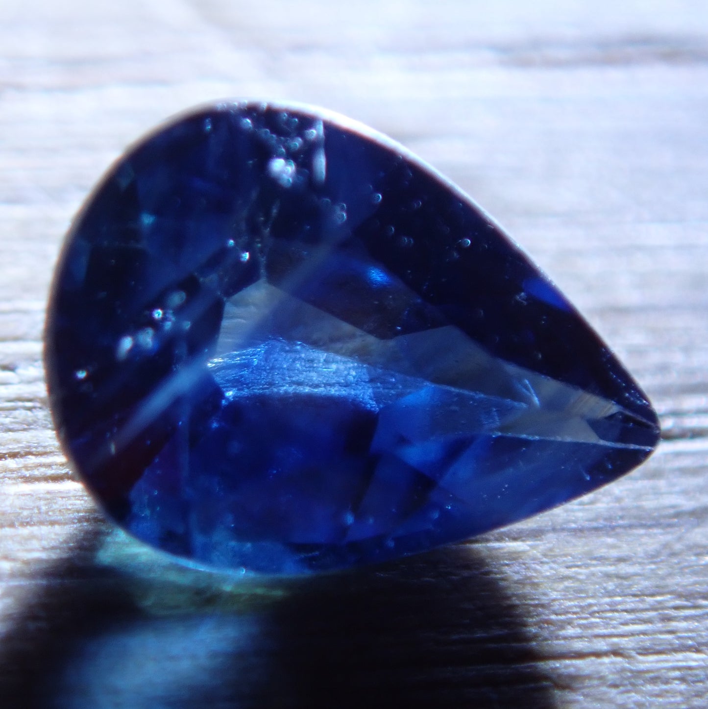 Dunkelblauer Facettierter Saphir aus Sri Lanka, 0.715 ct - 0,143g - 6,77 x 5,09 x 2,81mm