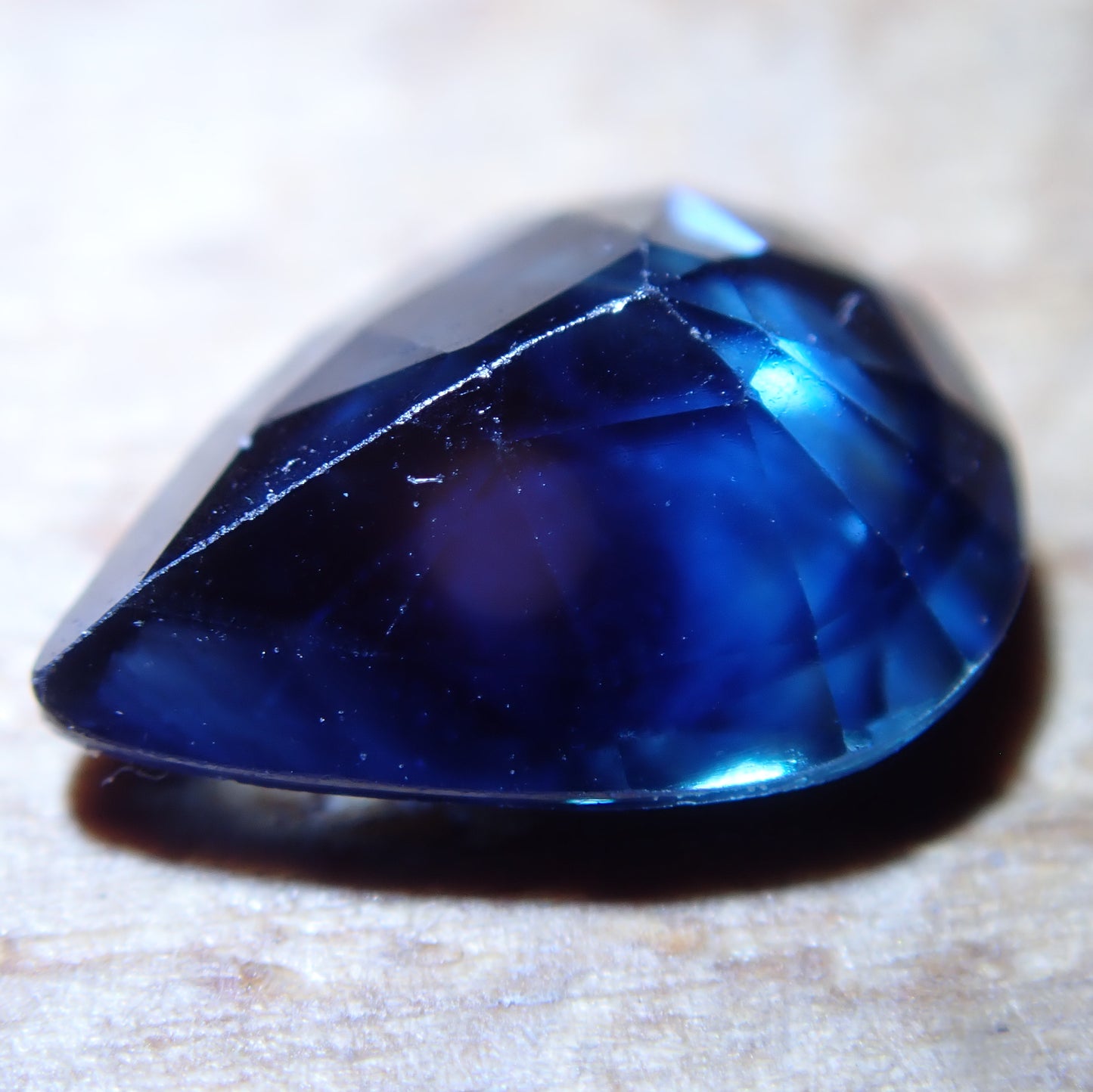 Dunkelblauer Facettierter Saphir aus Sri Lanka, 0.715 ct - 0,143g - 6,77 x 5,09 x 2,81mm
