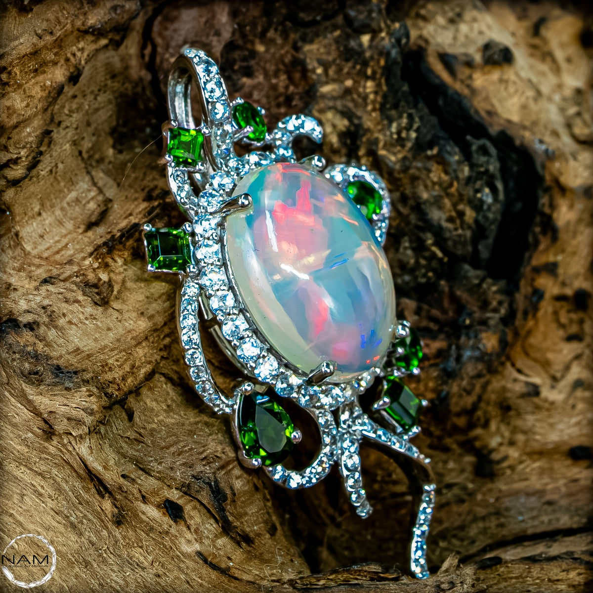 Welo-Opal-Anhänger mit Chromdiopsid 5,49g 27,45ct