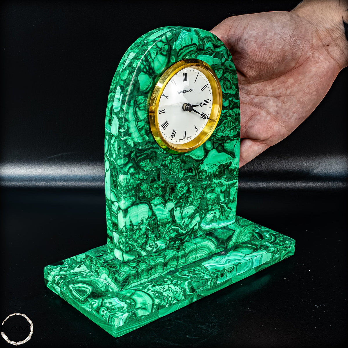 Malachit-Uhr – Zeitlose Eleganz trifft auf faszinierende Naturkunst- 1250,68g