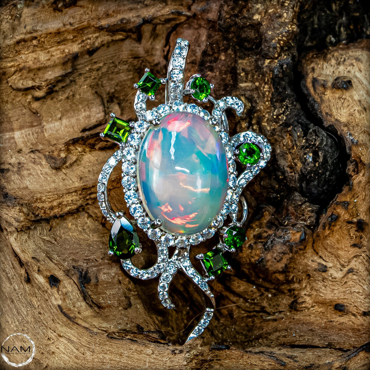 Welo-Opal-Anhänger mit Chromdiopsid 5,49g 27,45ct