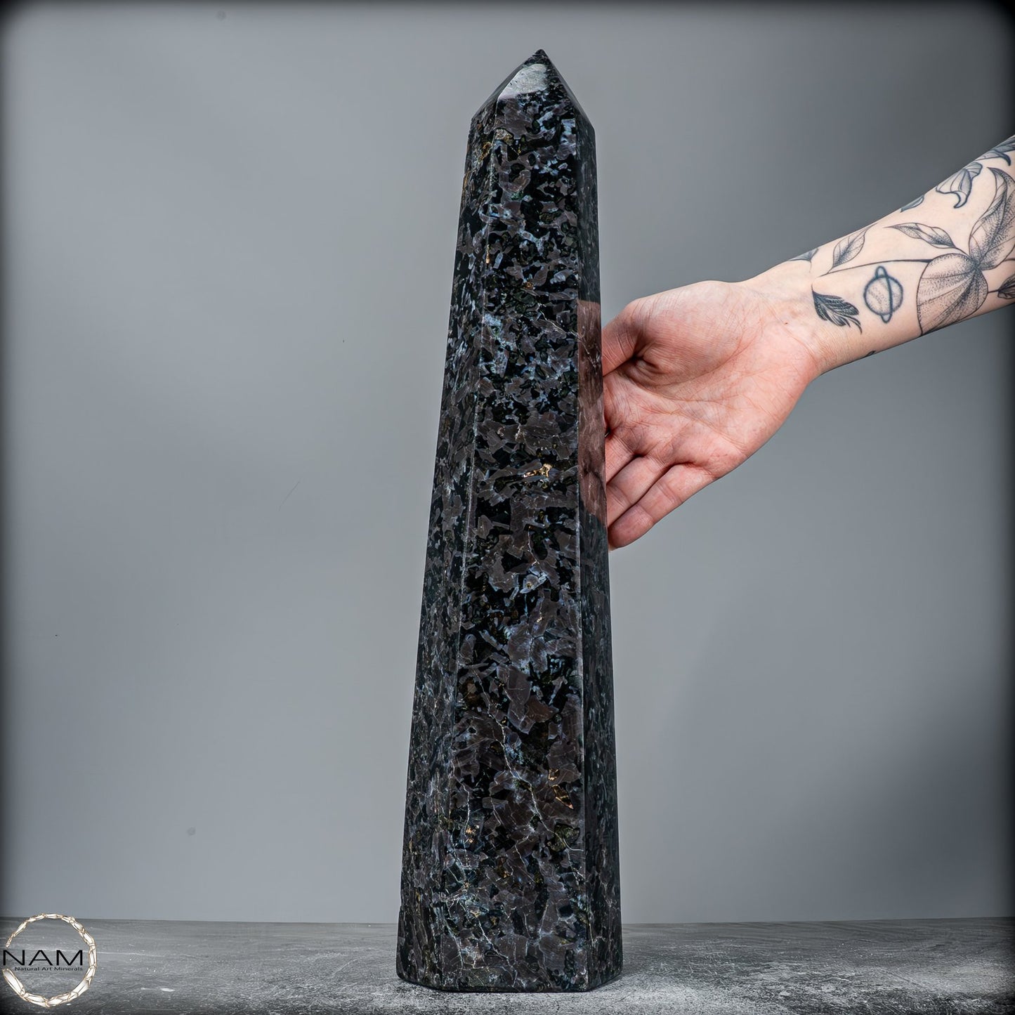Natürlicher Merlinit (Gabbro) Kristall Obelisk - 4984,28g