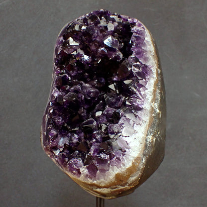 Großer Amethyst auf Ständer - 1750,51g