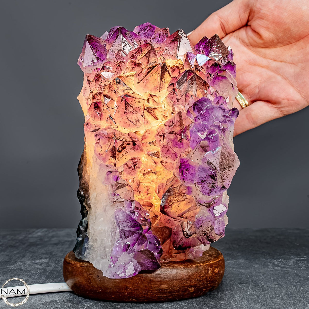 Amethyst-Lampe auf Holzständer – Kristallkunst – 1758,96 g