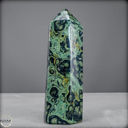 Natürlicher  Kambaba-Jaspis Obelisk -536,69g