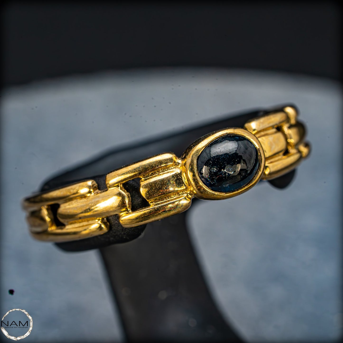 Exklusiver 333er Goldring mit tiefblauem Saphir-Cabochon  - 7,4ct