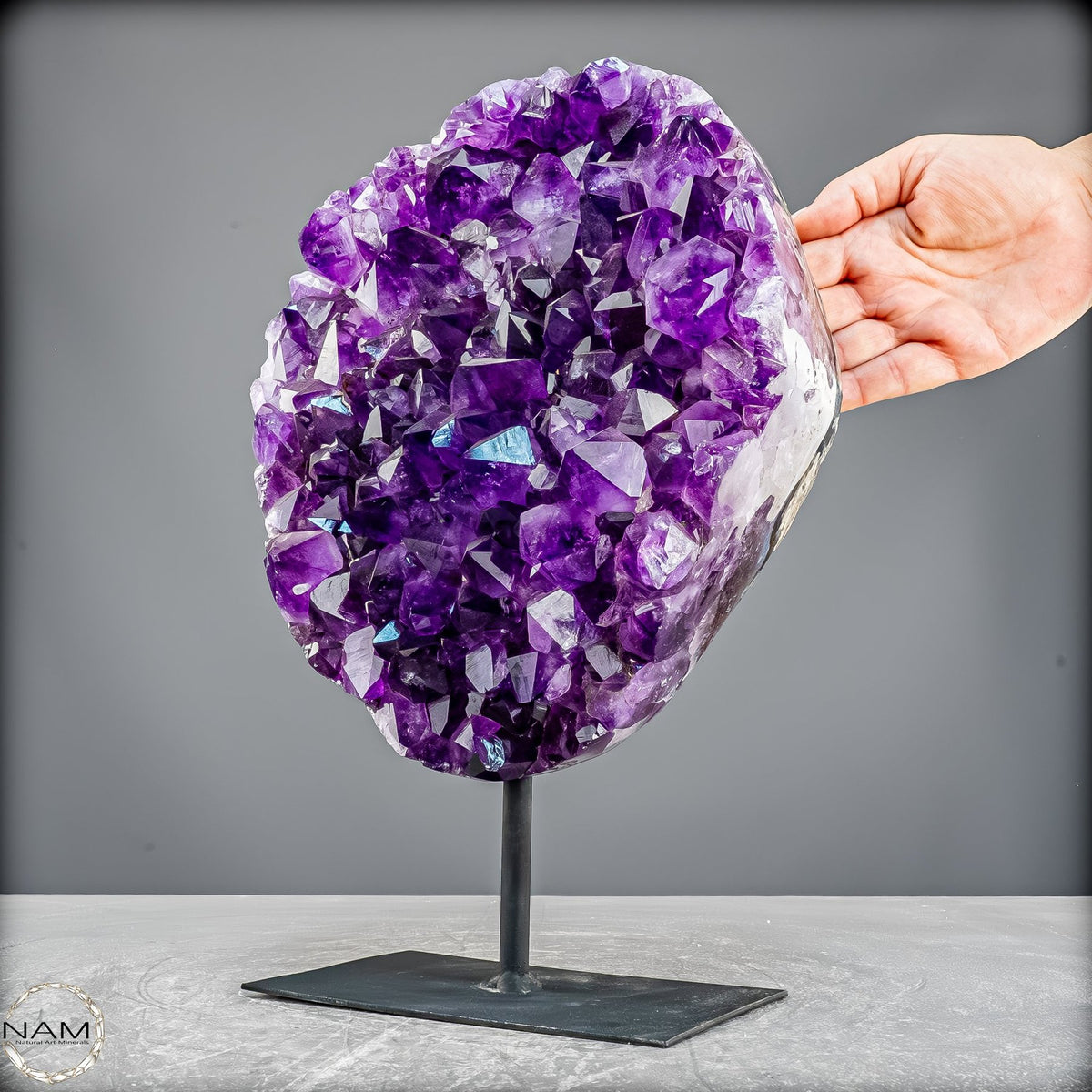 Amethyst Druse auf elegantem Metallständer - 6100,24g