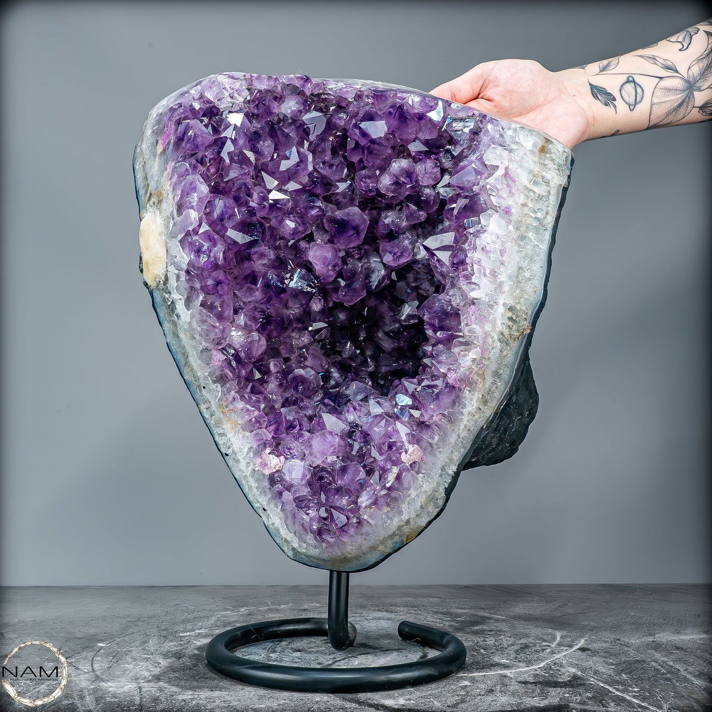 Majestätische Tiefe – Amethystdruse mit Calcit auf edlem Stand- 13039,42g