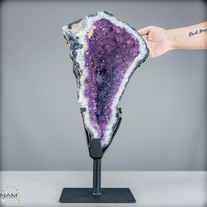 Majestätische Tiefe – Amethystdruse mit Calcit auf edlem Stand-9503,33g