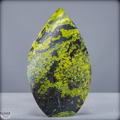 Strahlende Serpentin-Flamme Ein Unikat  -941,42g