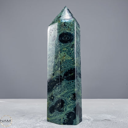 Natürlicher  Kambaba-Jaspis Obelisk - 605,46g