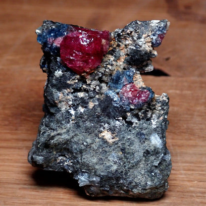 Roter Rubin & Kyanitkristalle auf Matrix aus Winza, Tansania, 204.45 ct