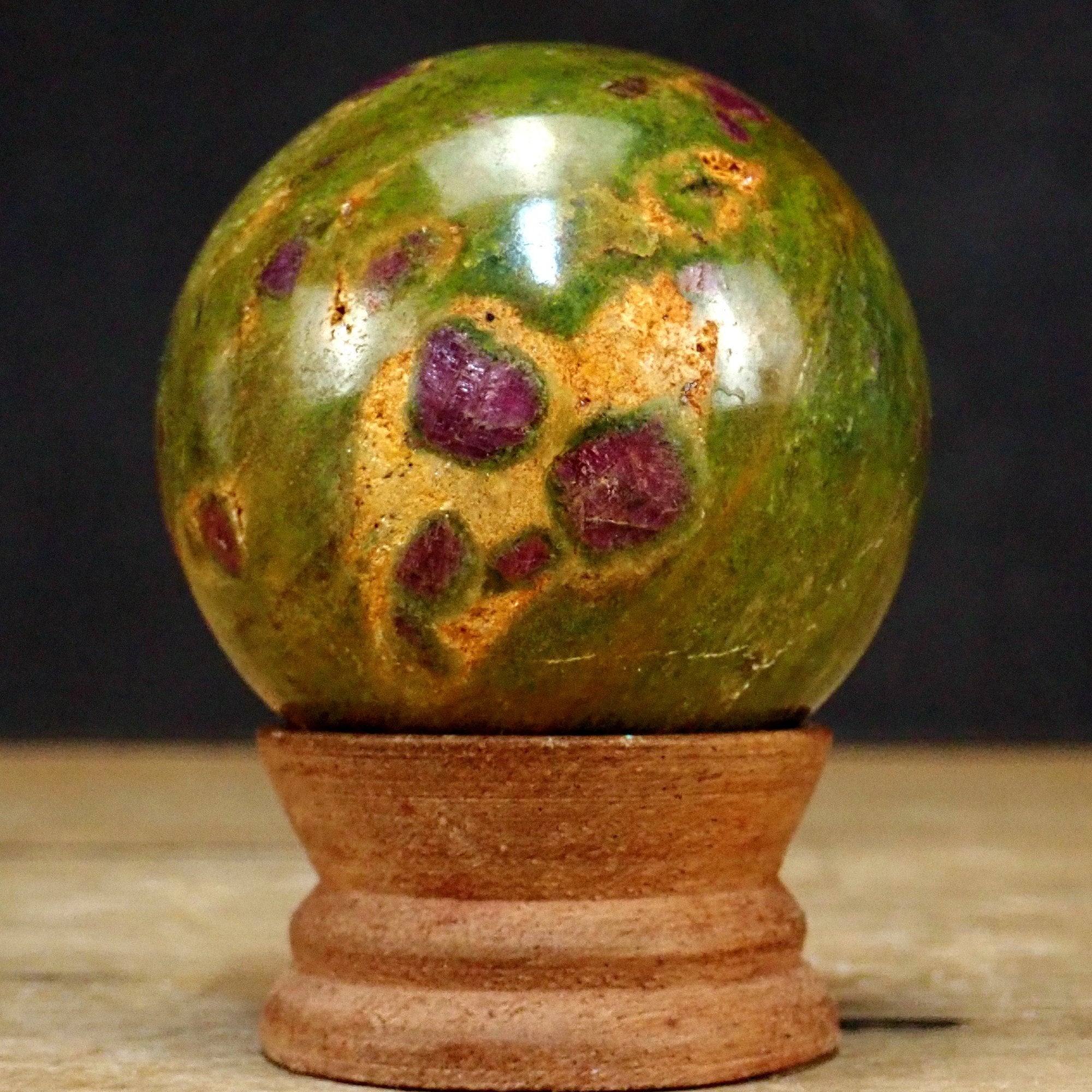 Rubin in Fuchsit als Kugel - 308,81g - 59,5mm – Natural-Art-Minerals.de