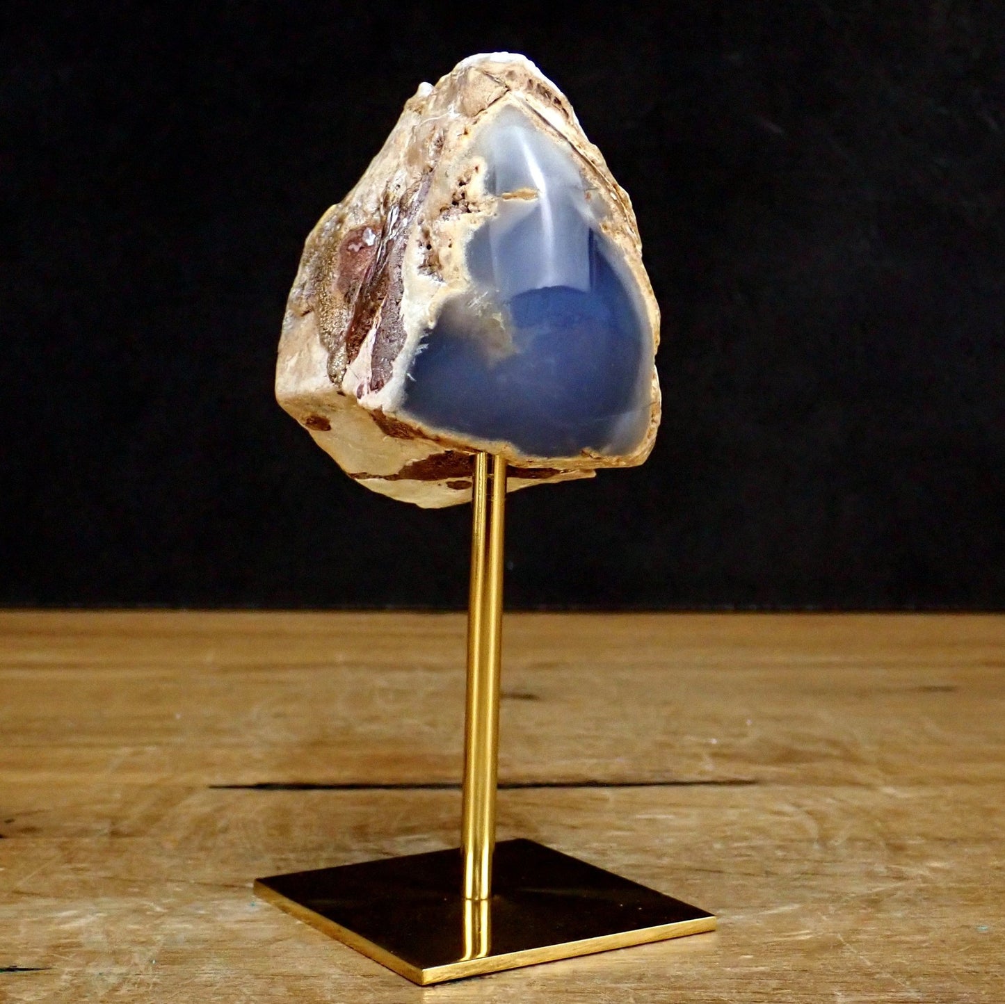 Natürlicher Blauer Chalcedon auf Ständer - 501,19g