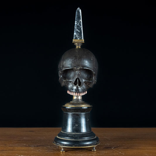 Einzigartige Memento Mori Skulptur mit Quarz-Kristall - 3000,59g