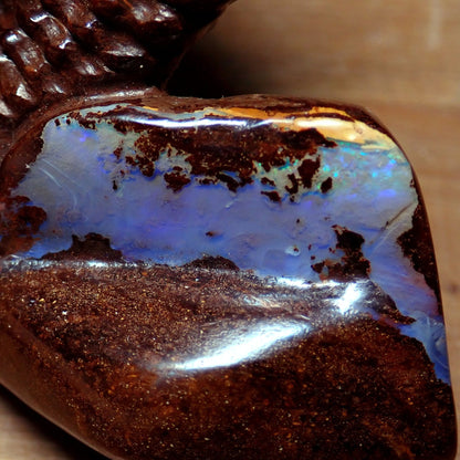 Boulder Opal Schnitzerei aus Australien, hergestellt in Idar-Oberstein - 48,92g