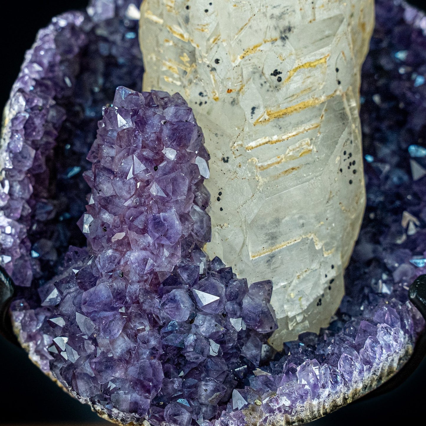 Perfekter AAA+++ Amethyst mit Calcitkristallen auf Ständer, Uruguay - 3649,78g