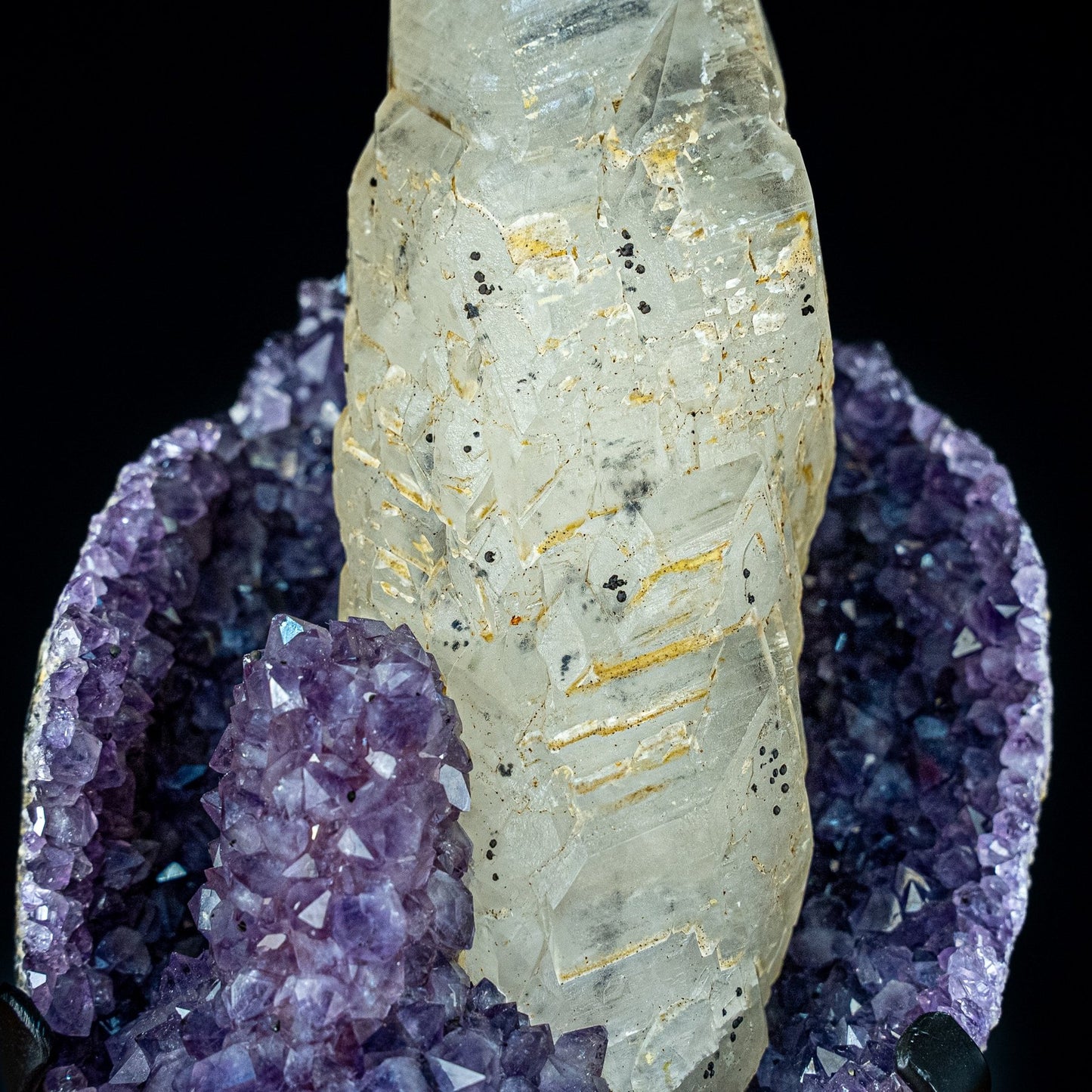 Perfekter AAA+++ Amethyst mit Calcitkristallen auf Ständer, Uruguay - 3649,78g