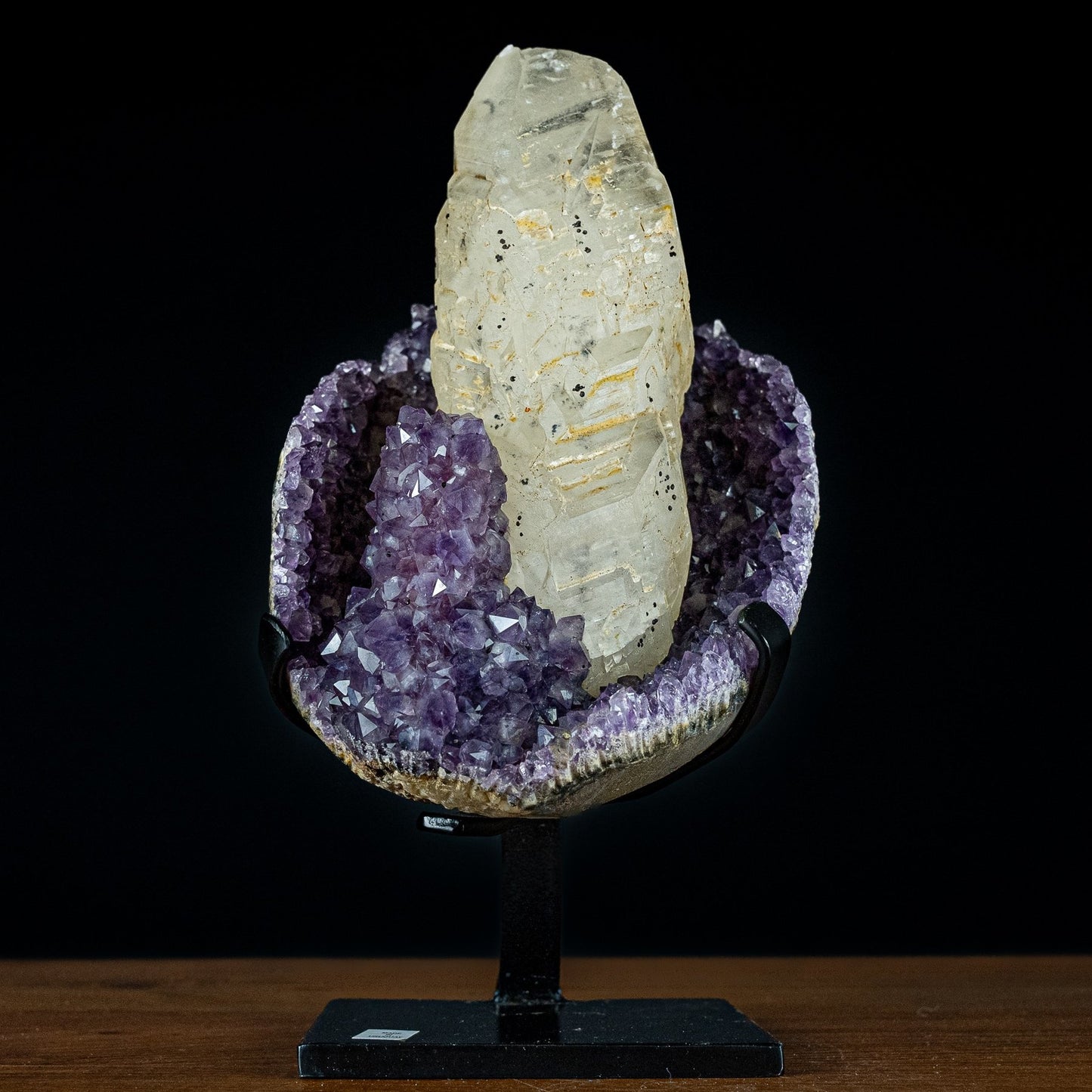 Perfekter AAA+++ Amethyst mit Calcitkristallen auf Ständer, Uruguay - 3649,78g