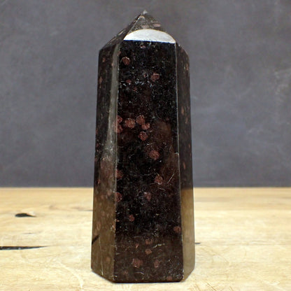 Selten Arfvedsonit und Granat Obelisk - 1143,33g