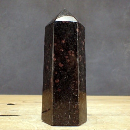 Selten Arfvedsonit und Granat Obelisk - 1143,33g