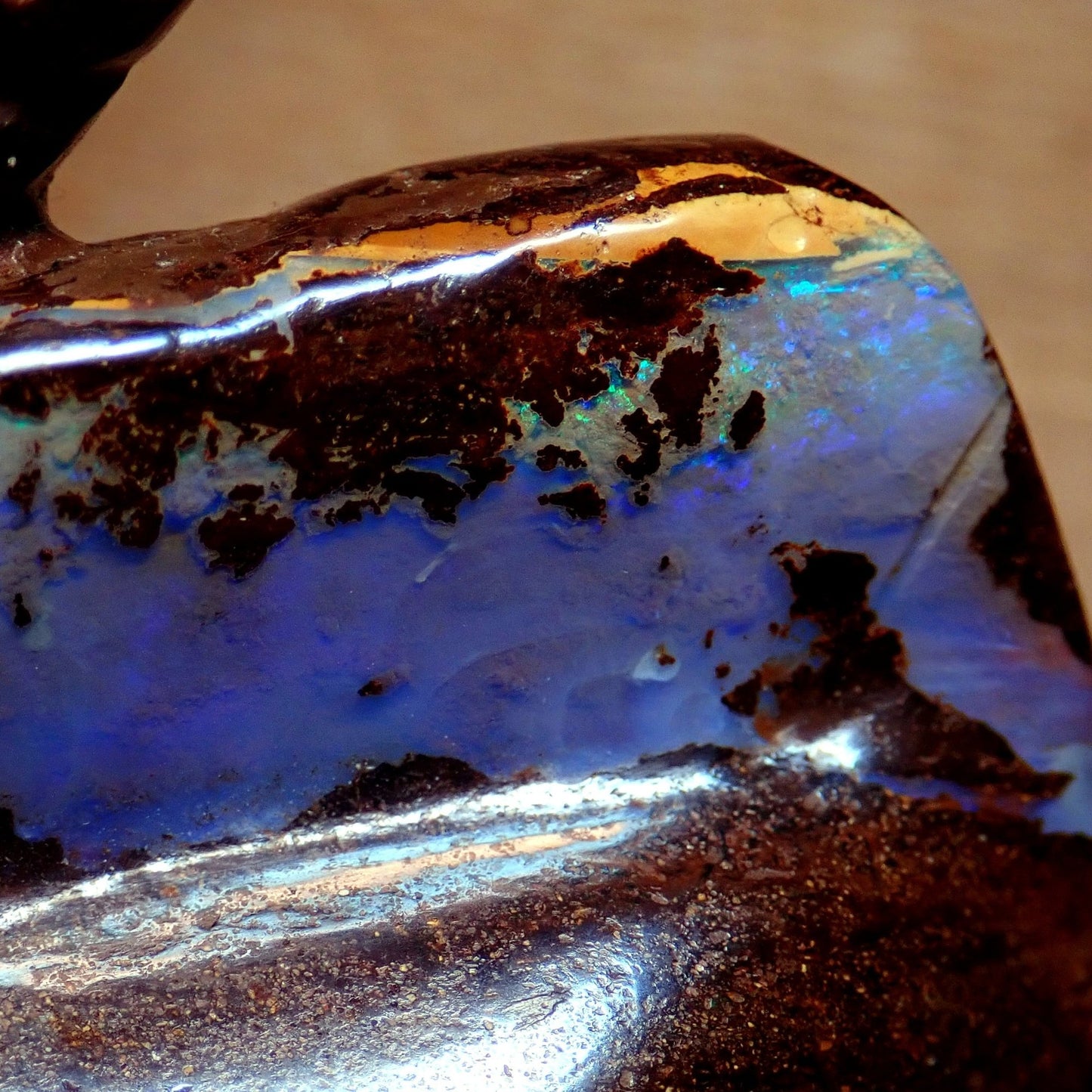 Boulder Opal Schnitzerei aus Australien, hergestellt in Idar-Oberstein - 48,92g