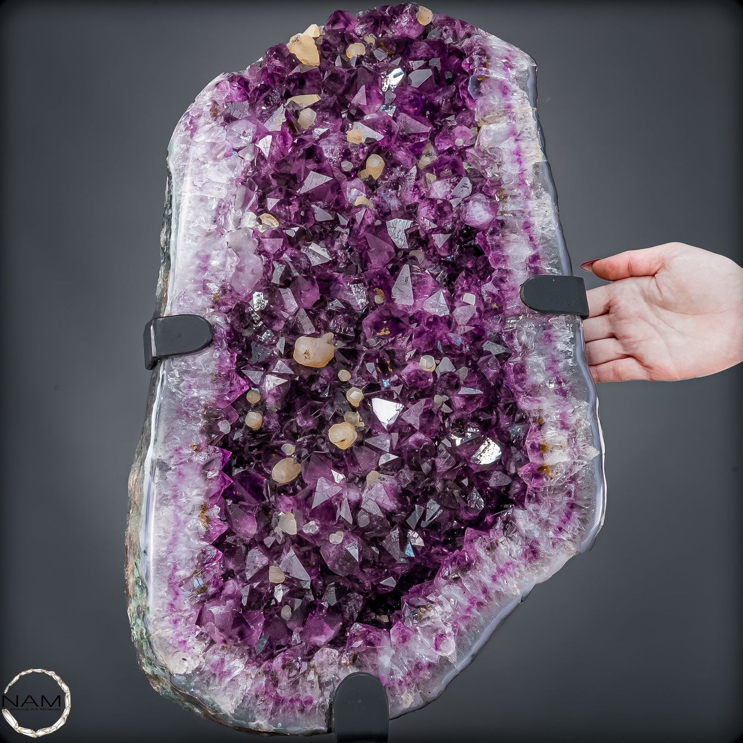 Majestätische Tiefe – Amethystdruse mit Calcit auf edlem Stand- 28407,26g