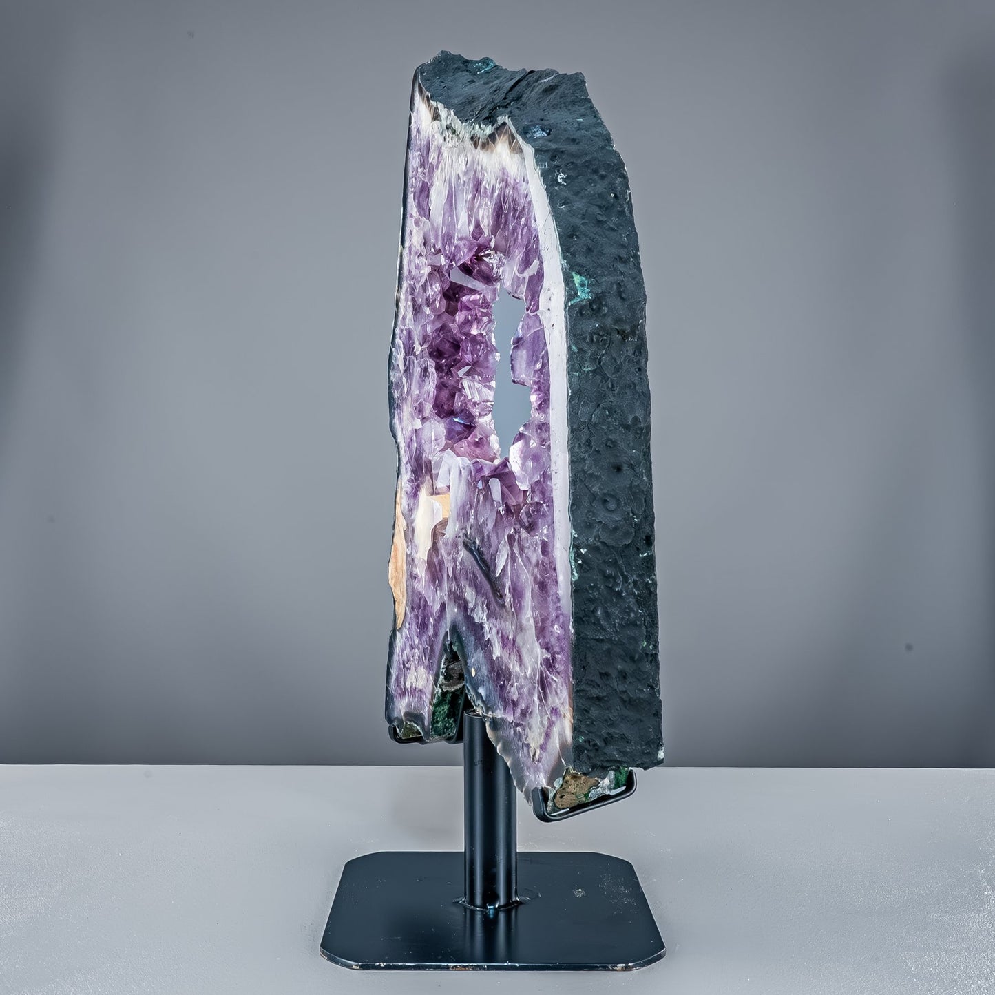 Amethyst-Calcit Scheibe auf Ständer - 11986,75g