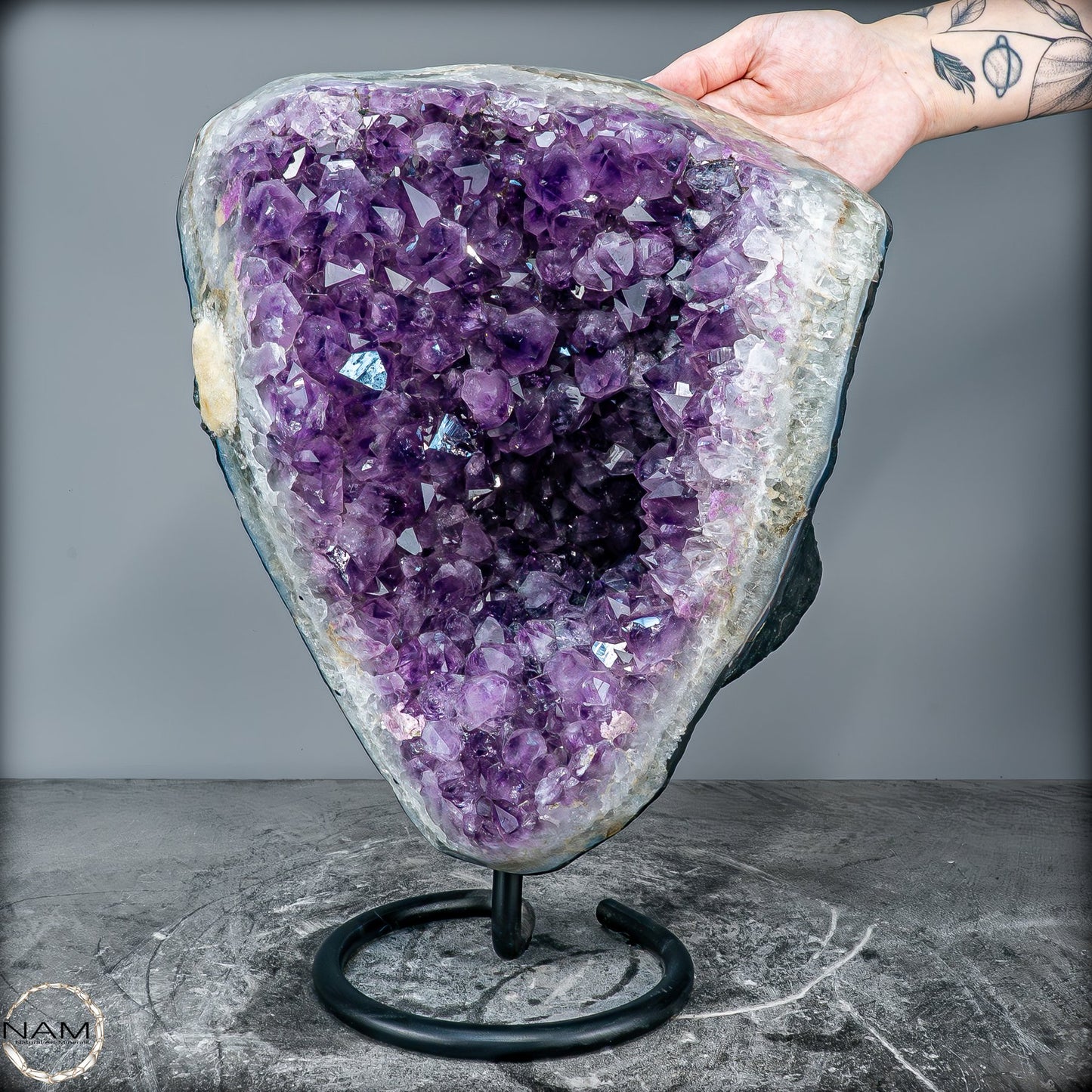 Majestätische Tiefe – Amethystdruse mit Calcit auf edlem Stand- 13039,42g