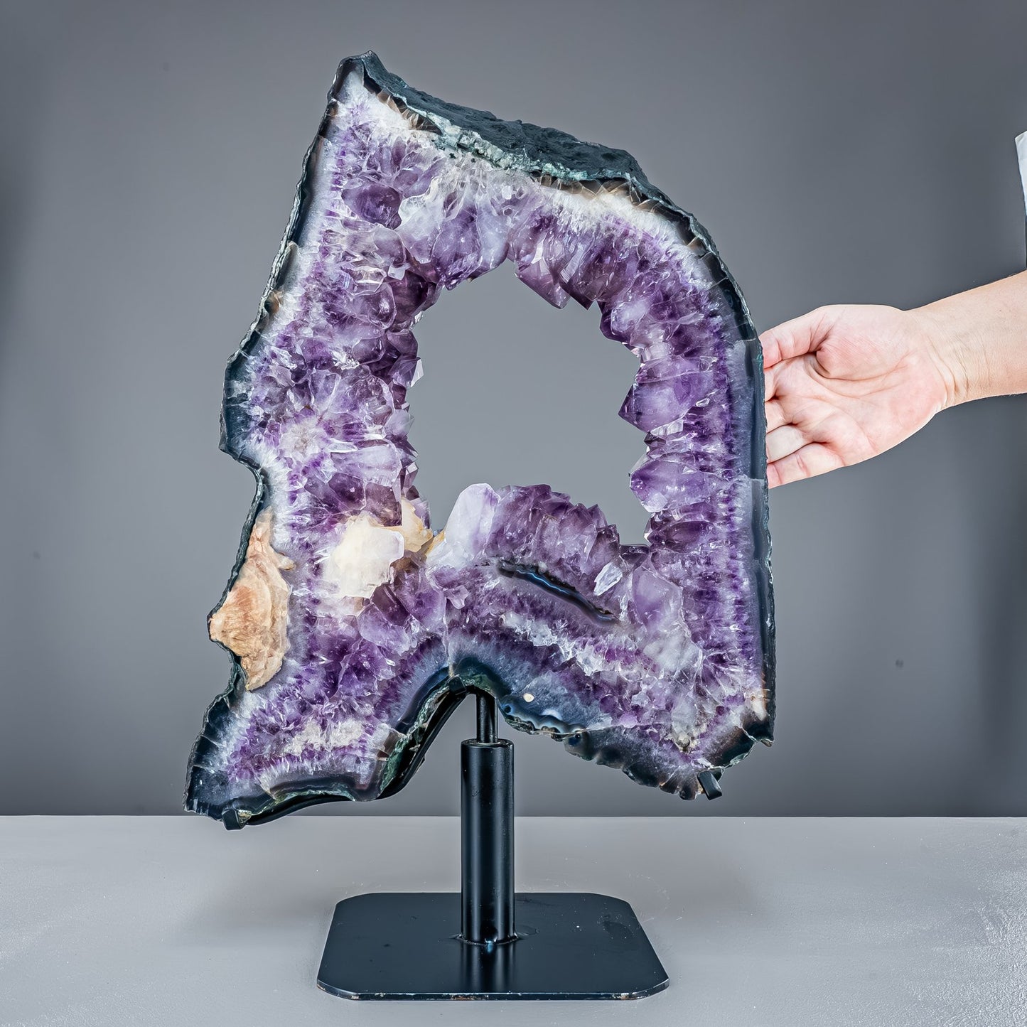 Amethyst-Calcit Scheibe auf Ständer - 11986,75g