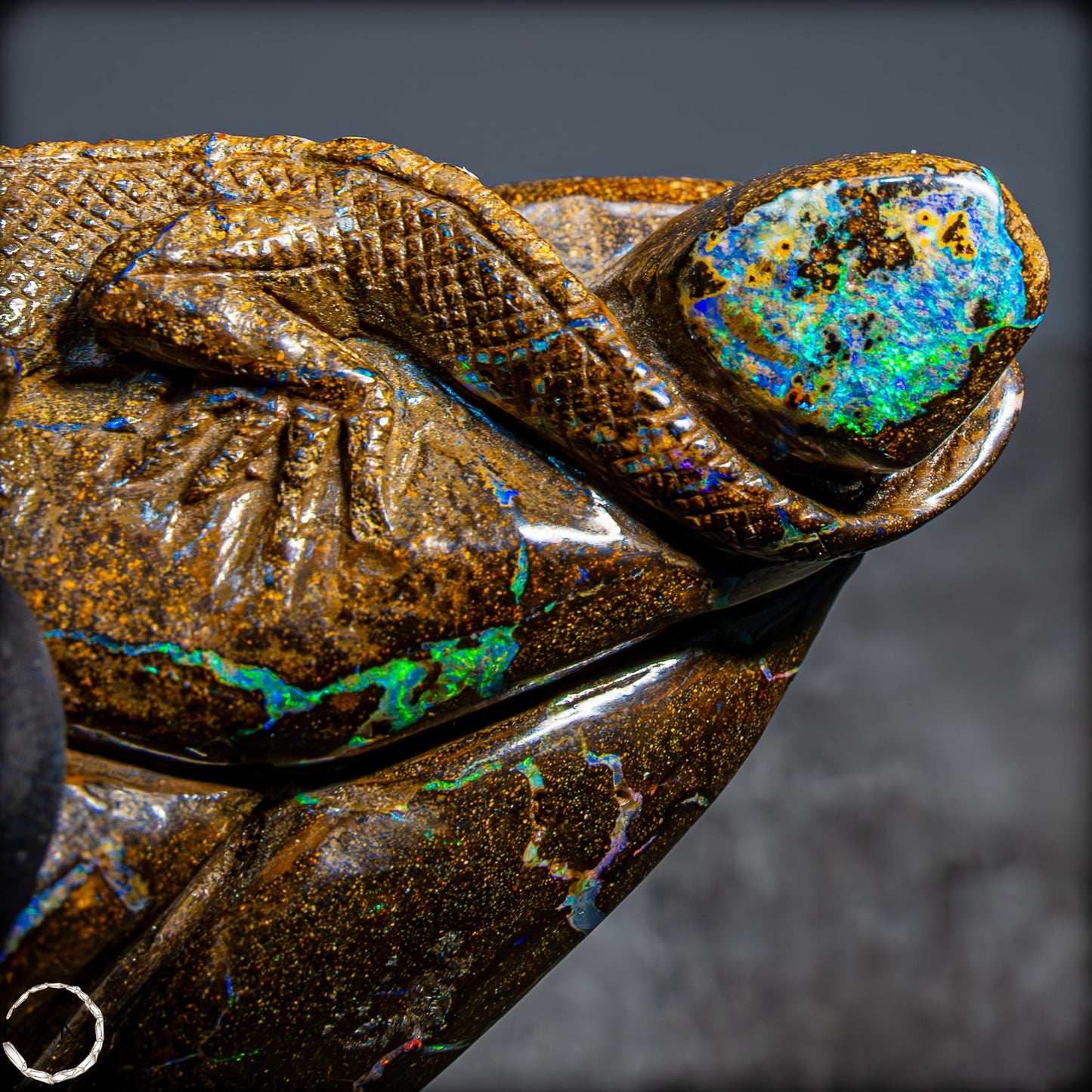 Naturliche Boulder Opal Schnitzerei, aus Idar-Oberstein - 133,07g