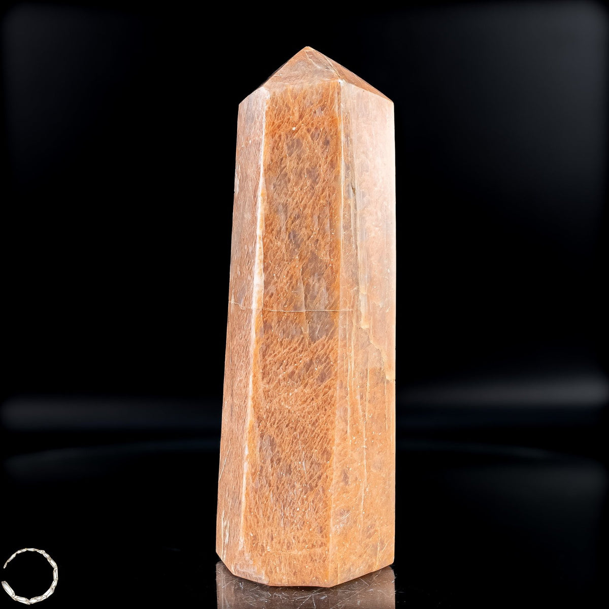 Pfirsich-Mondstein Obelisk - 907,56g
