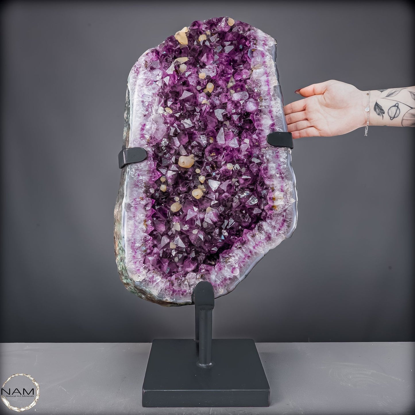 Majestätische Tiefe – Amethystdruse mit Calcit auf edlem Stand- 28407,26g