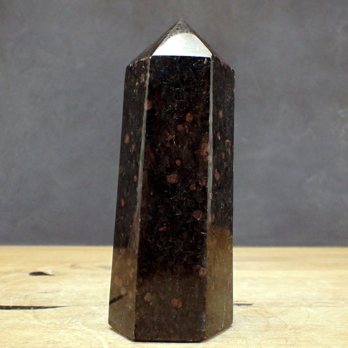 Selten Arfvedsonit und Granat Obelisk - 1143,33g