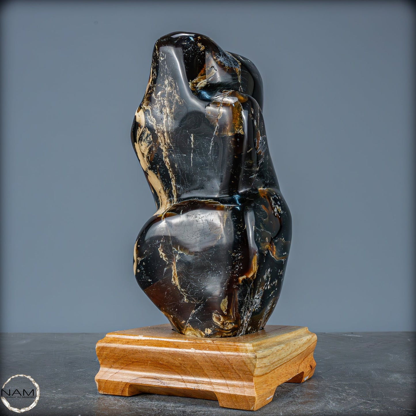 Naturlicher Großer Blau-Roter Bernstein aus Indonesien auf Ständer - 1784,49g