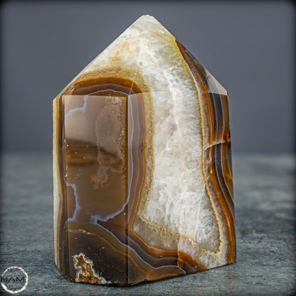 Natürlicher Achat-Kristall Obelisk mit Druse - 719,29g
