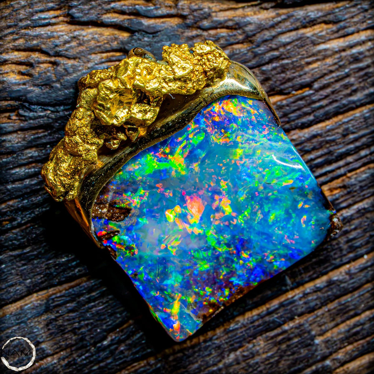 Exklusiver Boulder-Opal-Anhänger mit 18K Goldnugget- 4,0g 20,0ct